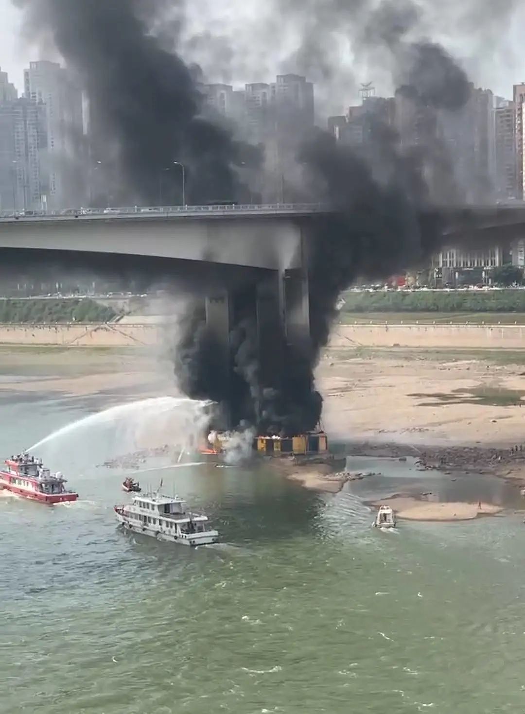 重庆一大桥桥墩起火，现场浓烟滚滚，传有人员受伤，官方否认（组图） - 3