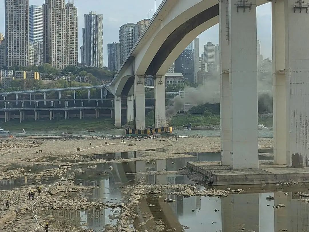 重庆一大桥桥墩起火，现场浓烟滚滚，传有人员受伤，官方否认（组图） - 2