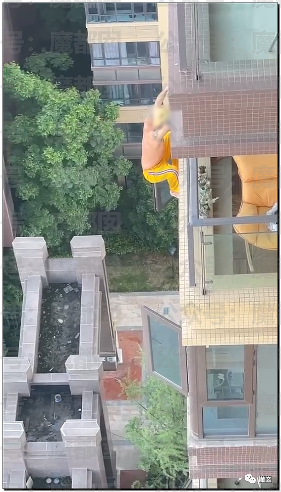 金发赤裸上身男子吊在窗外，最终“砰”摔下楼的事件真相（视频/组图） - 6