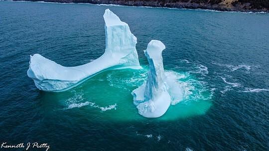纽芬兰冰山“超像男人GG”暴红！一柱擎天笑翻全球：冻僵了（视频/组图） - 3