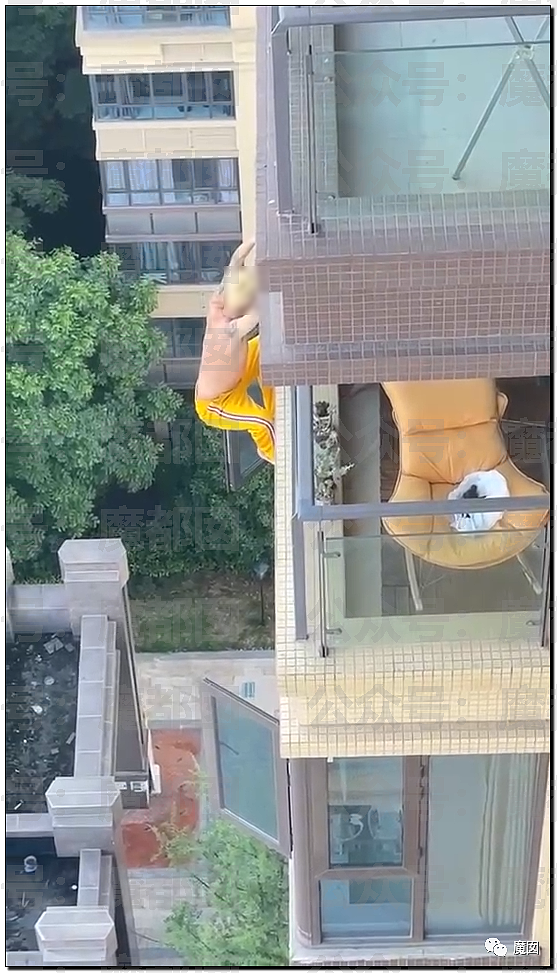 金发赤裸上身男子吊在窗外，最终“砰”摔下楼的事件真相（视频/组图） - 5