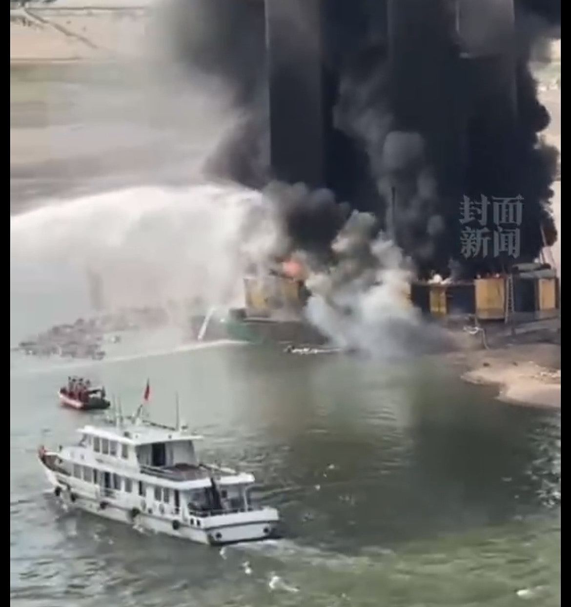 重庆黄花园大桥2号墩防撞浮箱火警，致1死2伤（组图） - 3