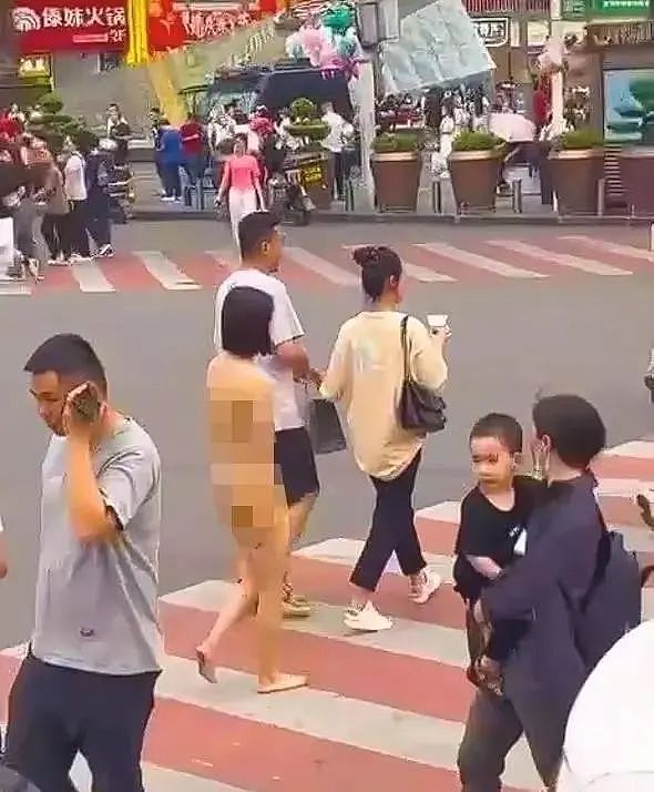 湖南五一广场惊现“裸行”女子，网传是为气男友，父母要气晕（组图） - 2