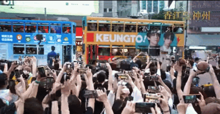 这位香港超人气偶像庆生，粉丝挤爆铜锣湾，请全港人免费坐车（视频/组图） - 1