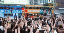 这位香港超人气偶像庆生，粉丝挤爆铜锣湾，请全港人免费坐车（视频/组图）