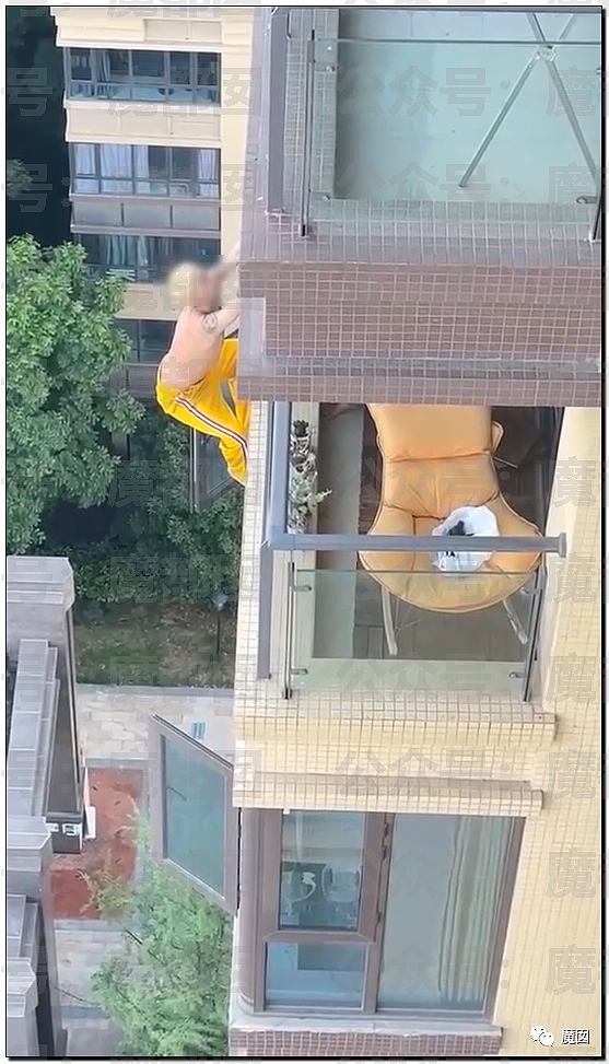 金发赤裸上身男子吊在窗外，最终“砰”摔下楼的事件真相（视频/组图） - 4