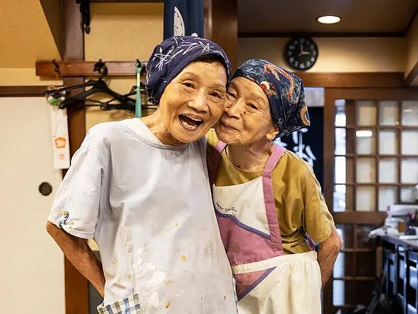 日本89岁双胞胎姐妹：刚嫁富豪就破产、还双双被绿！波澜壮阔的一生，让无数人感动（组图） - 2
