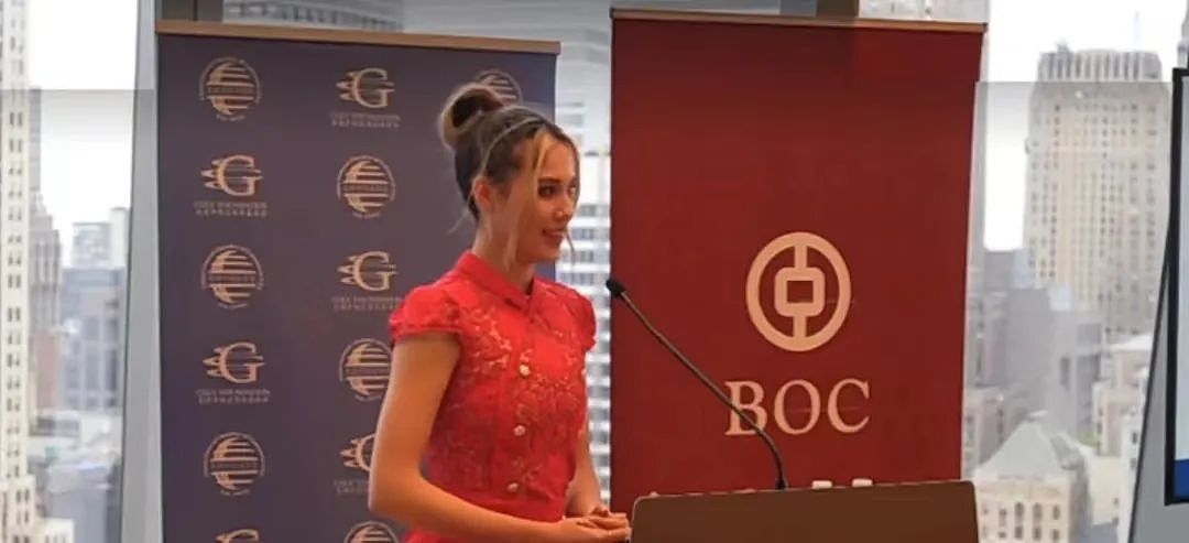刷屏了！谷爱凌身穿红色旗袍在纽约演讲，自曝15岁接到过死亡威胁，呼吁停止歧视与网暴（组图） - 1