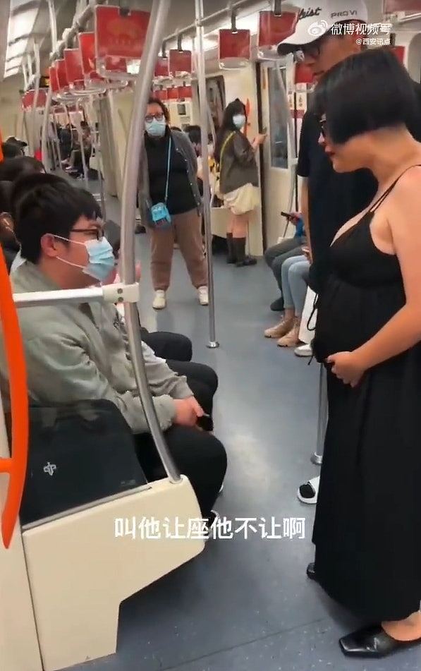 上海孕妇地铁逼男子让座被拒，吼：就问你让不让（组图） - 4
