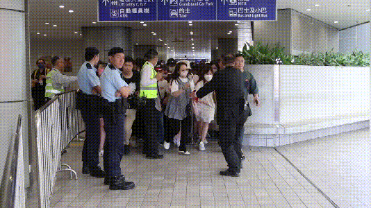 陈慧琳和香港顶流同场被抢风头，她惊叹粉丝太疯狂，千人挤爆入口（组图） - 16
