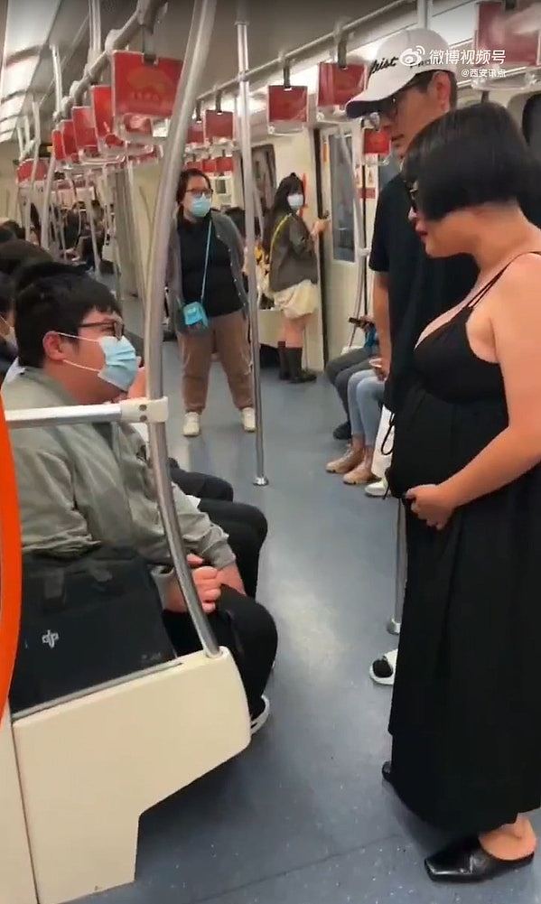 上海孕妇地铁逼男子让座被拒，吼：就问你让不让（组图） - 2