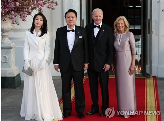 韩国总统夫人的美国时装秀，惹毛了谁（组图） - 1