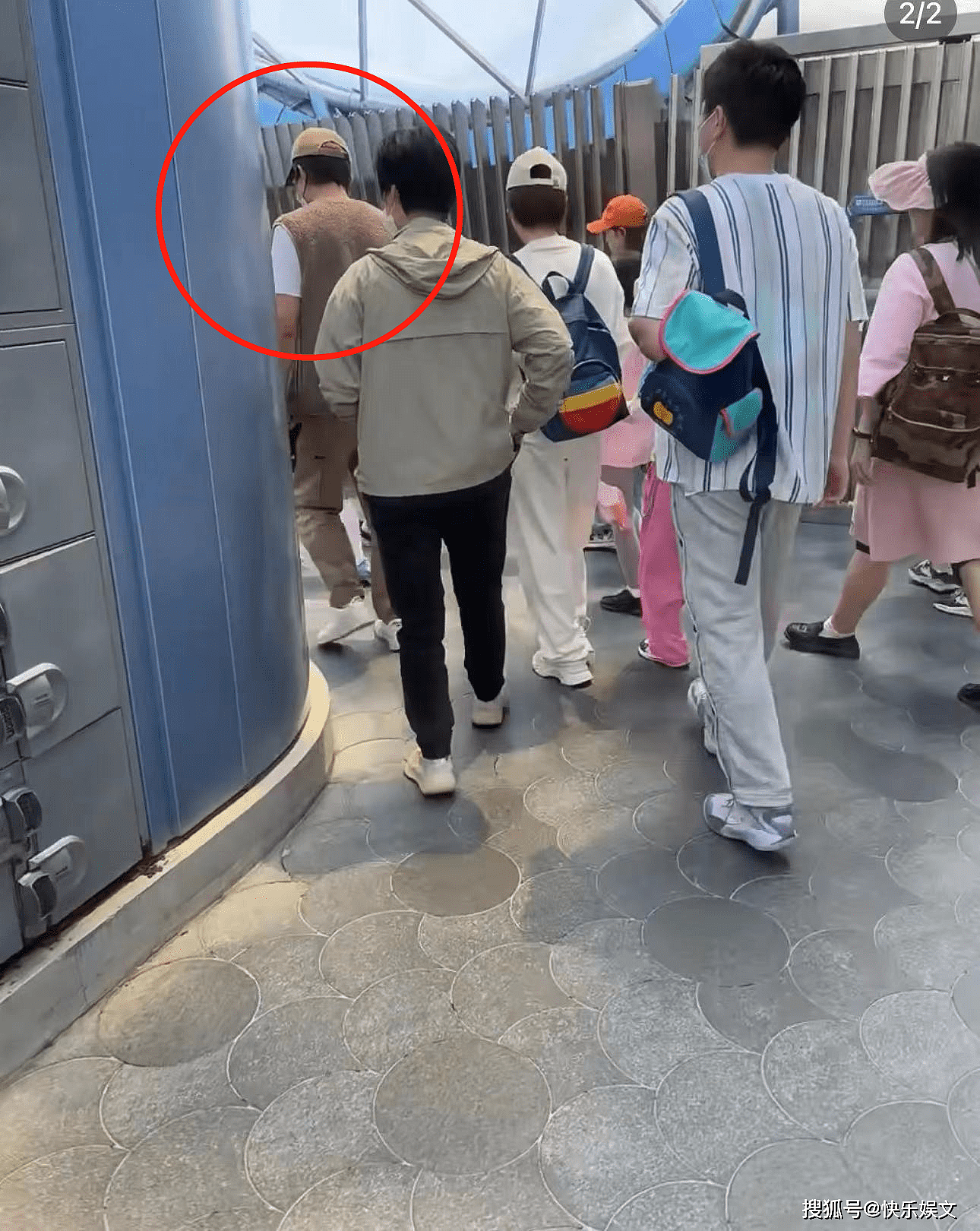 41岁孙俪全家游上海迪士尼！夫妻怕冷都穿两件，其他游客穿短袖 （组图） - 2