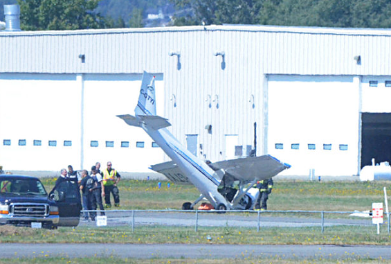 加国飞机坠机与皮卡车相撞，当场起火！残骸烧焦碎满地，机场围栏被撞烂（组图） - 13