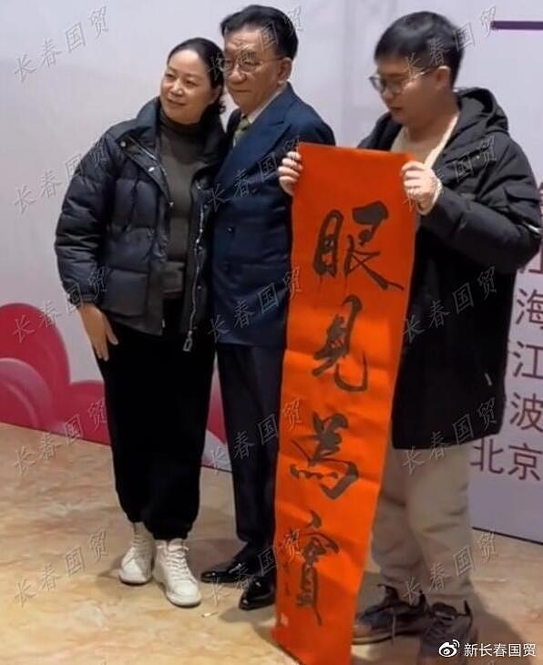 76岁侯耀华出席活动满面红光，与女粉丝合影毫无明星架子（组图） - 3