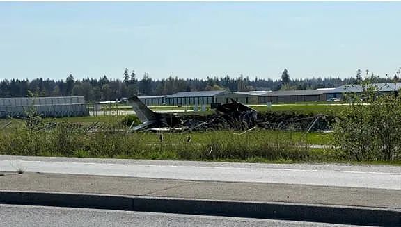 加国飞机坠机与皮卡车相撞，当场起火！残骸烧焦碎满地，机场围栏被撞烂（组图） - 1