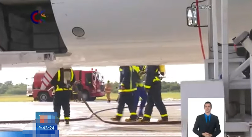 加国飞机坠机与皮卡车相撞，当场起火！残骸烧焦碎满地，机场围栏被撞烂（组图） - 22
