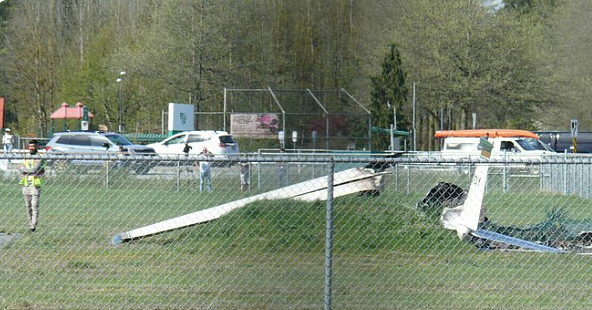 加国飞机坠机与皮卡车相撞，当场起火！残骸烧焦碎满地，机场围栏被撞烂（组图） - 3