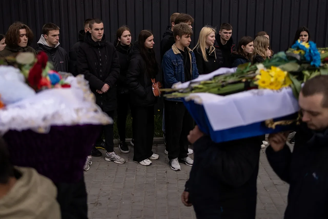 他只是个孩子！乌克兰6岁童参加兄姊葬礼！俄军空袭下手足永别（组图） - 9