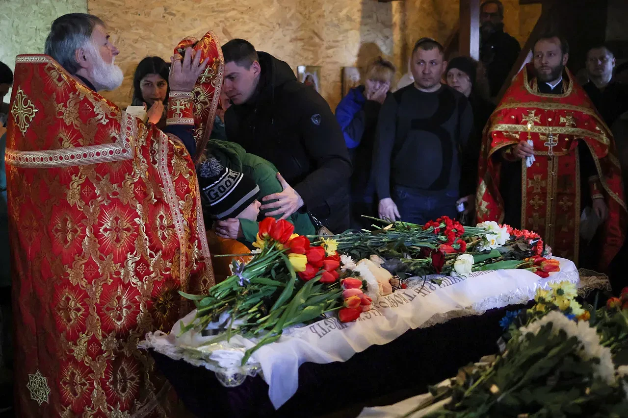 他只是个孩子！乌克兰6岁童参加兄姊葬礼！俄军空袭下手足永别（组图） - 8