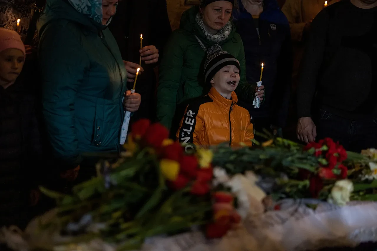 他只是个孩子！乌克兰6岁童参加兄姊葬礼！俄军空袭下手足永别（组图） - 3
