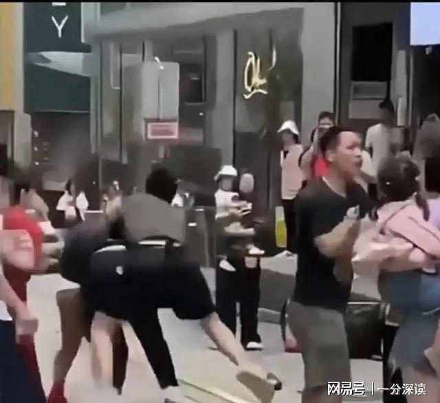 内地游客与香港烧鹅店员工混战，因店家态度强硬，禁止婴儿车入内（视频/组图） - 1