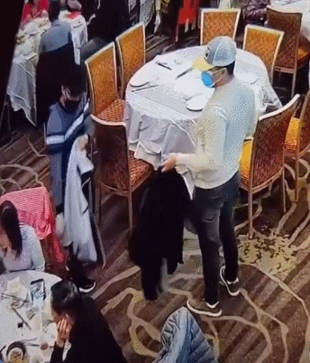 2名华人男子在中餐厅摄像头下“直播”偷包，失主霸气追捕（组图） - 3