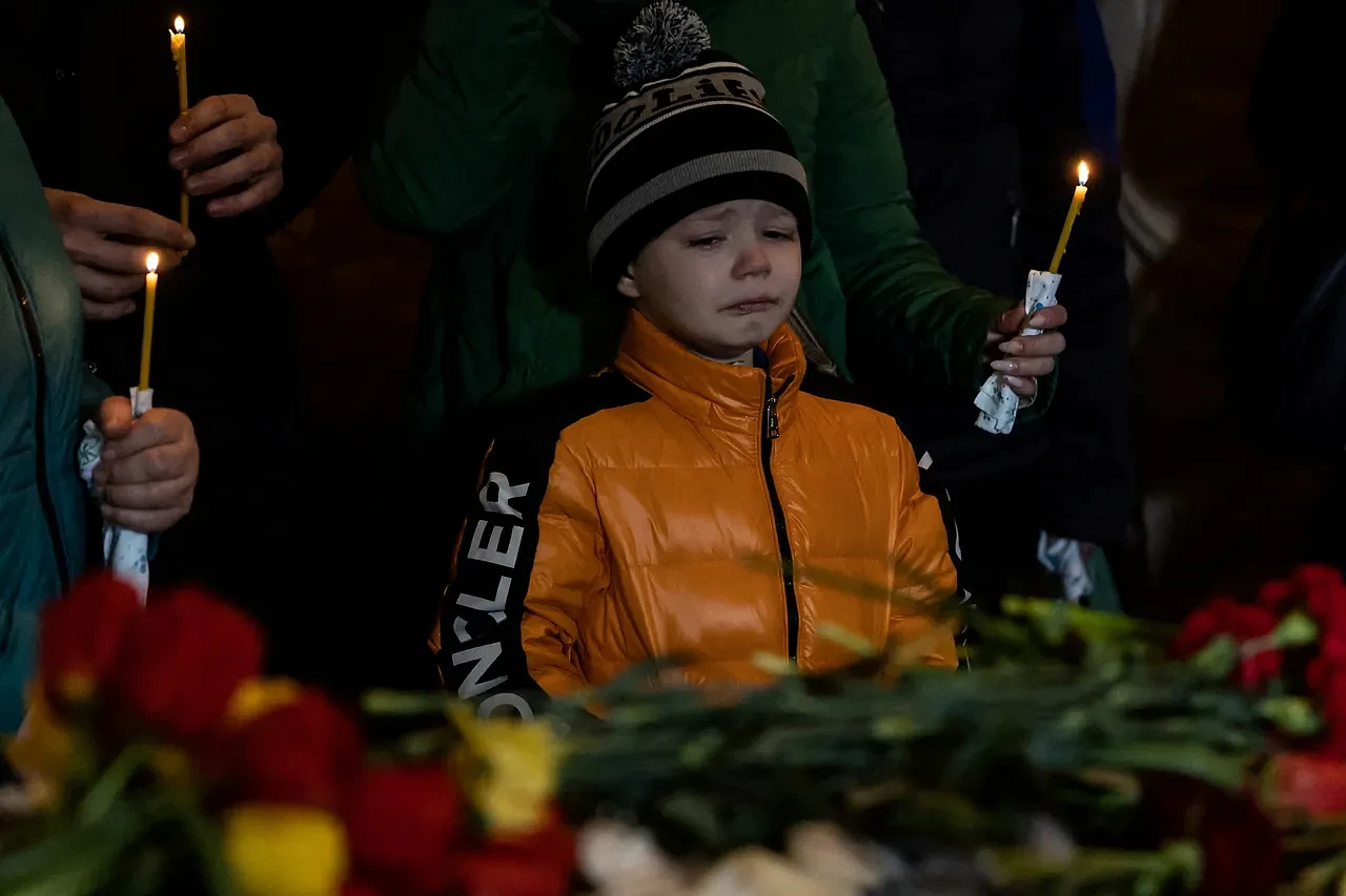 他只是个孩子！乌克兰6岁童参加兄姊葬礼！俄军空袭下手足永别（组图） - 2