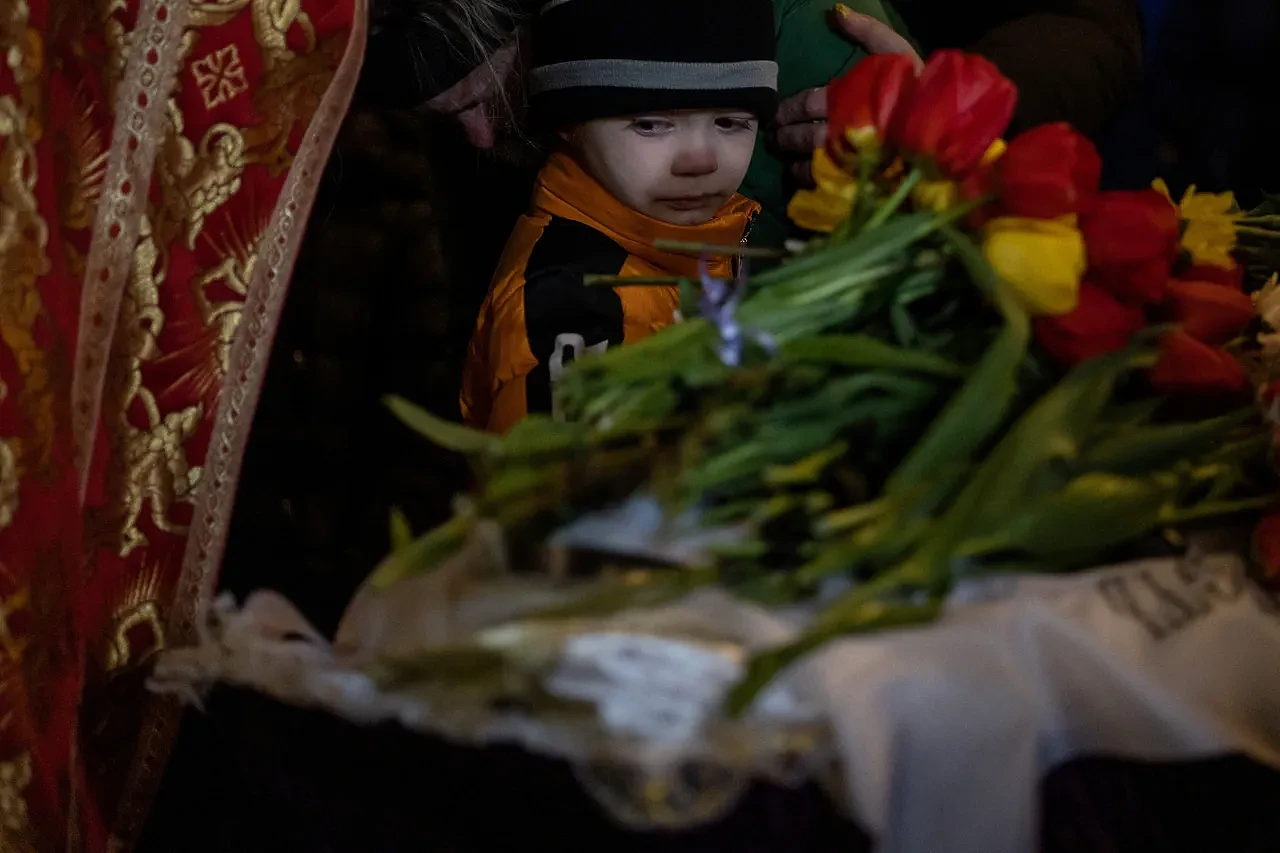 他只是个孩子！乌克兰6岁童参加兄姊葬礼！俄军空袭下手足永别（组图） - 4