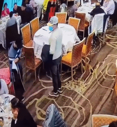 2名华人男子在中餐厅摄像头下“直播”偷包，失主霸气追捕（组图） - 2