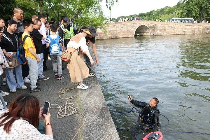 一天就能赚1万人民币！西湖边这个工作爆火！网友吵翻天引发热搜（视频/组图） - 20