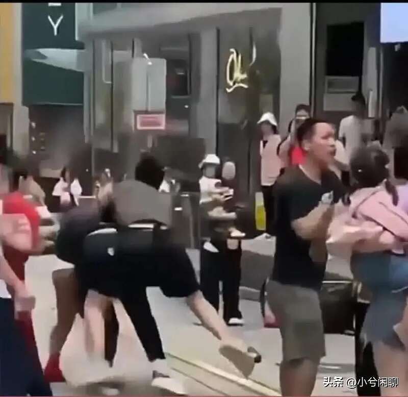 内地游客与香港烧鹅店员混战，因店家禁止婴儿车入内（视频/组图） - 1