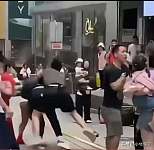 内地游客与香港烧鹅店员混战，因店家禁止婴儿车入内（视频/组图）