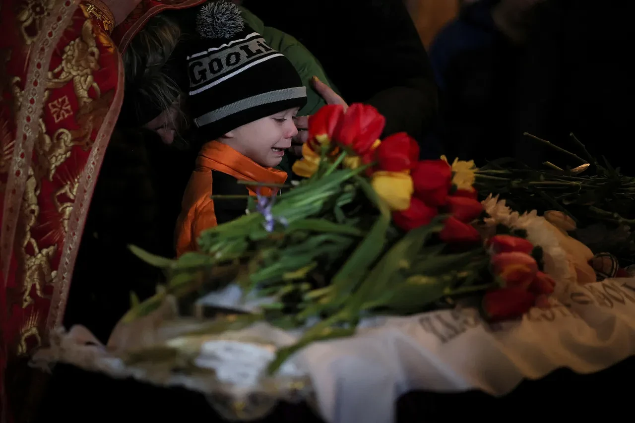 他只是个孩子！乌克兰6岁童参加兄姊葬礼！俄军空袭下手足永别（组图） - 5