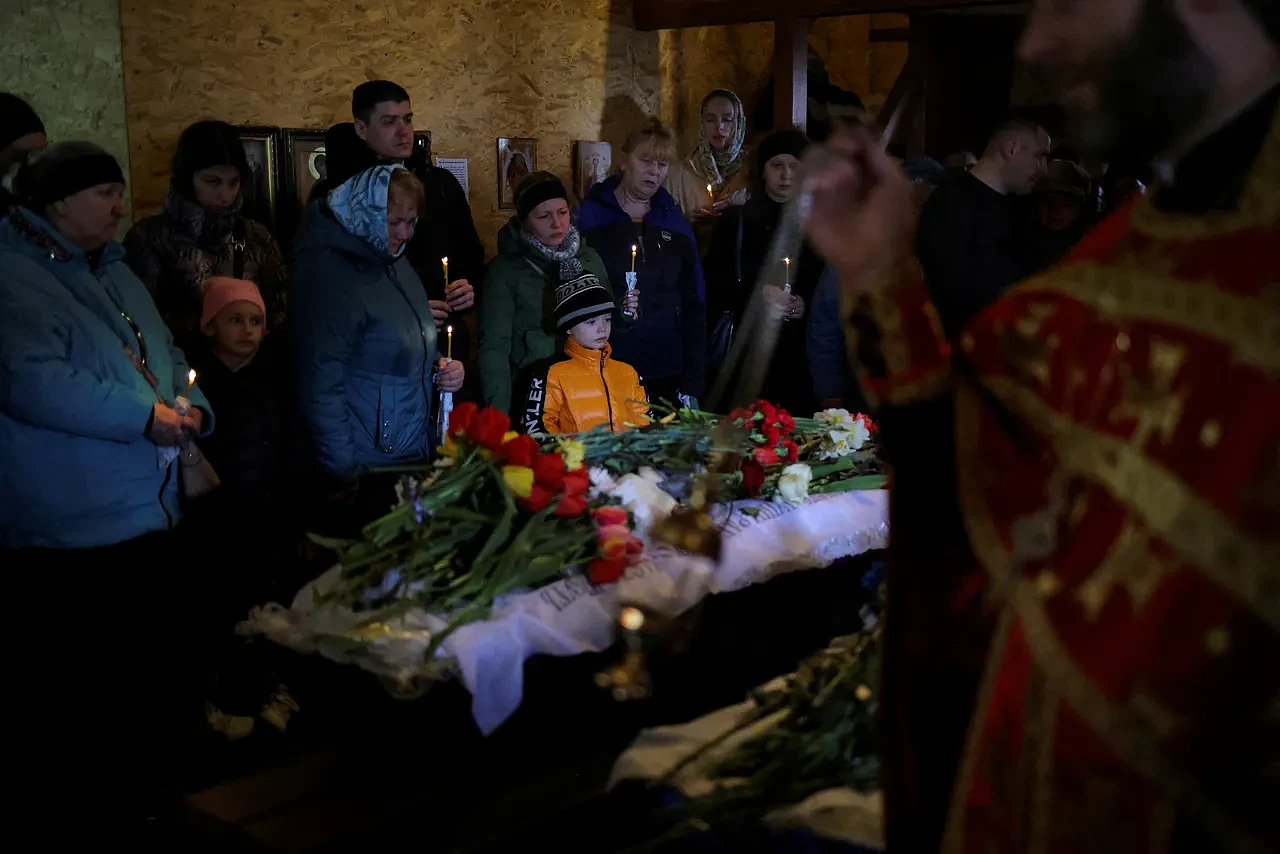 他只是个孩子！乌克兰6岁童参加兄姊葬礼！俄军空袭下手足永别（组图） - 6