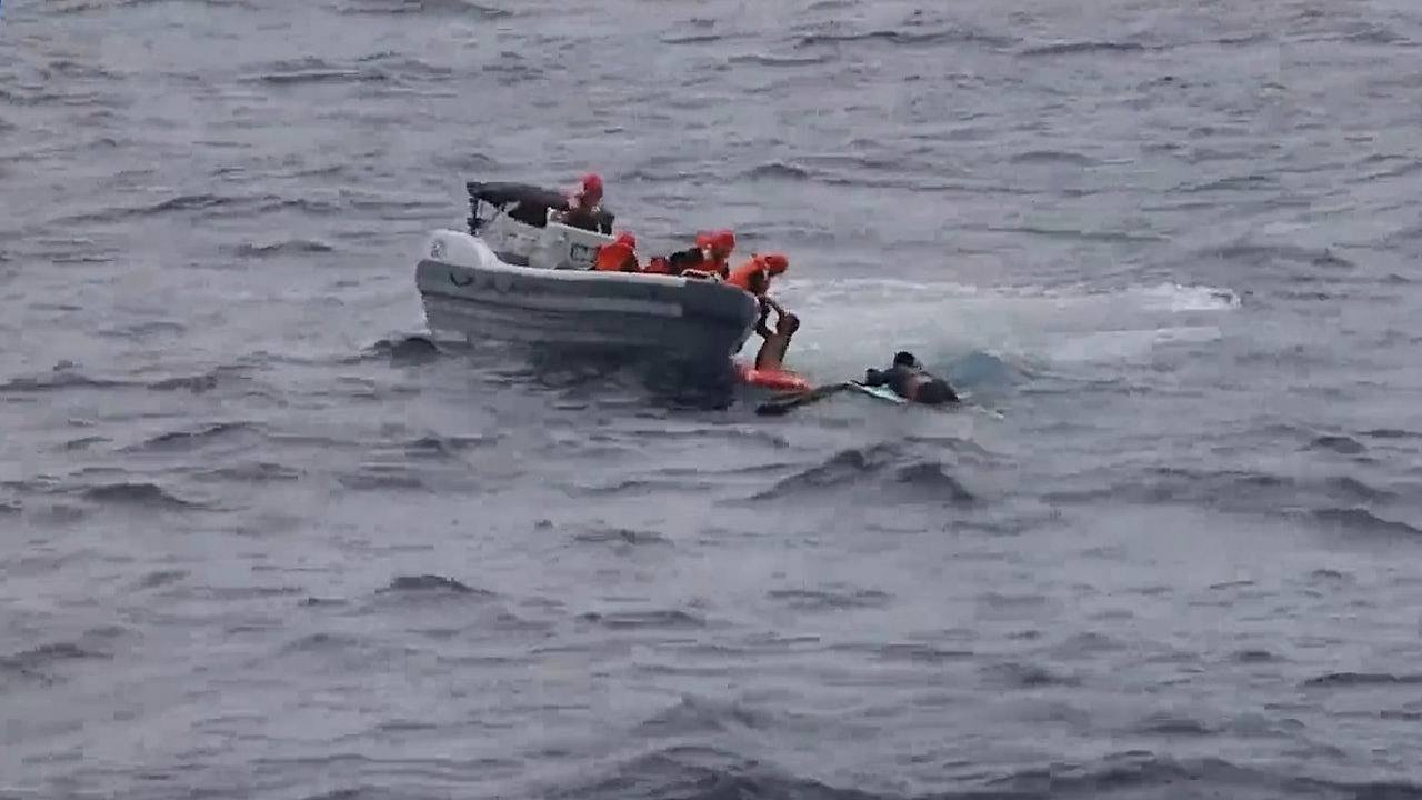 民船翻侧沉没，海军攀枝花舰成功救起12名落水船员（组图） - 1