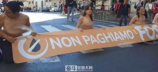 为“拯救地球”，多名年轻男女罗马市中心裸体抗议（组图） - 1
