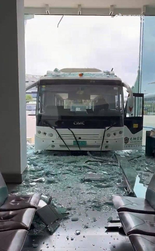 机场大巴冲入客运大楼，玻璃墙被撞碎！厦门机场：运行未受影响（组图） - 3