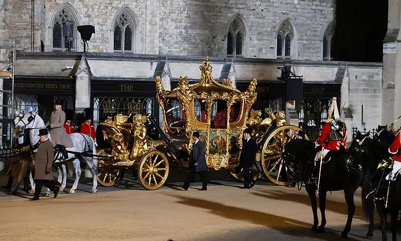 英王加冕礼彩排：皇家骑兵带两辆黄金马车巡游（组图） - 5