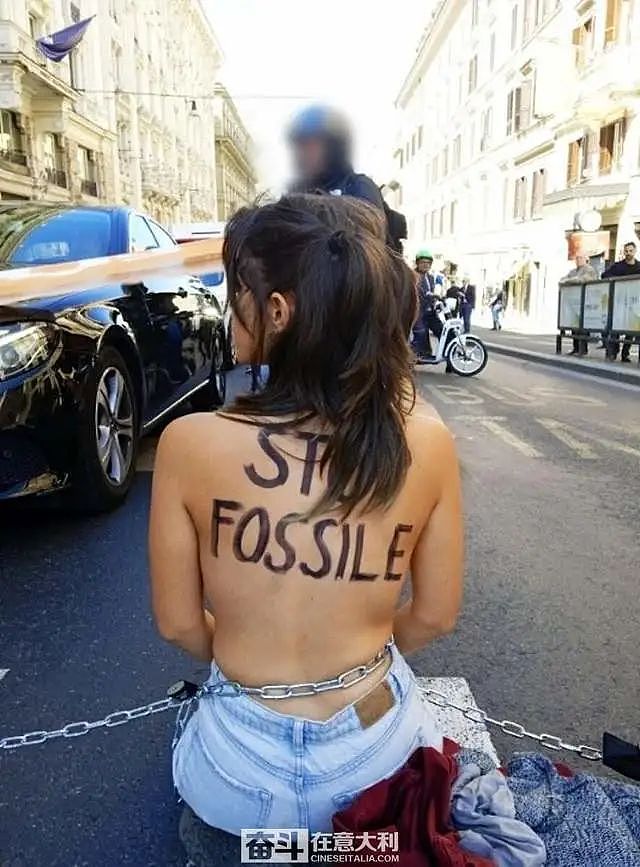 为“拯救地球”，多名年轻男女罗马市中心裸体抗议（组图） - 3