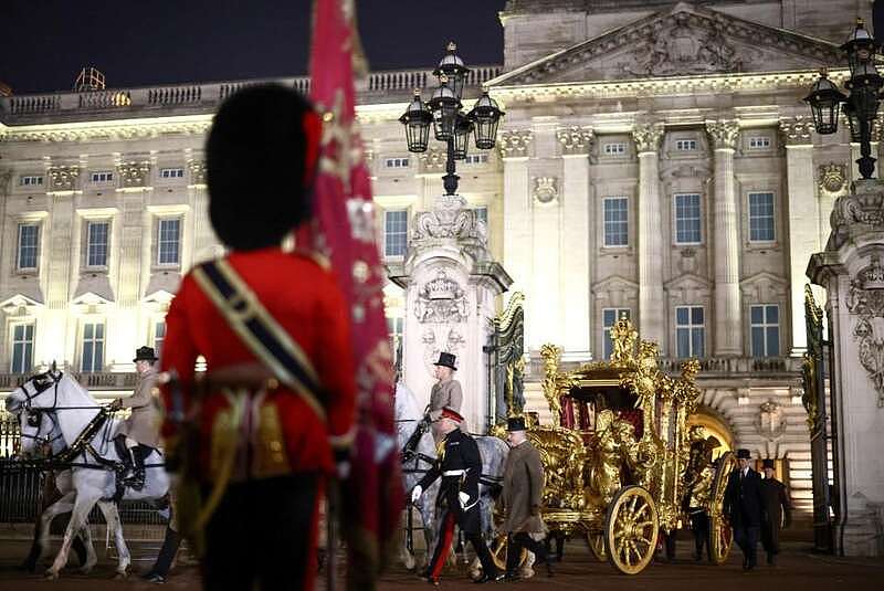 英王加冕礼彩排：皇家骑兵带两辆黄金马车巡游（组图） - 1