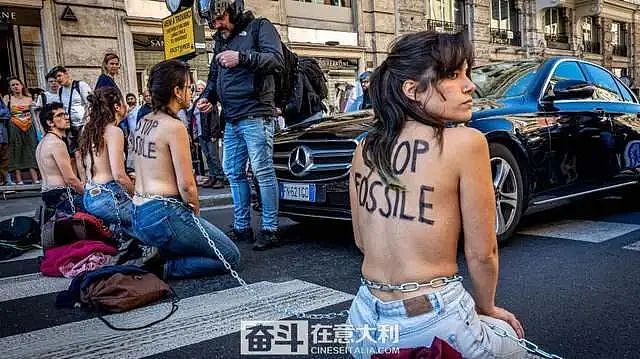 为“拯救地球”，多名年轻男女罗马市中心裸体抗议（组图） - 2
