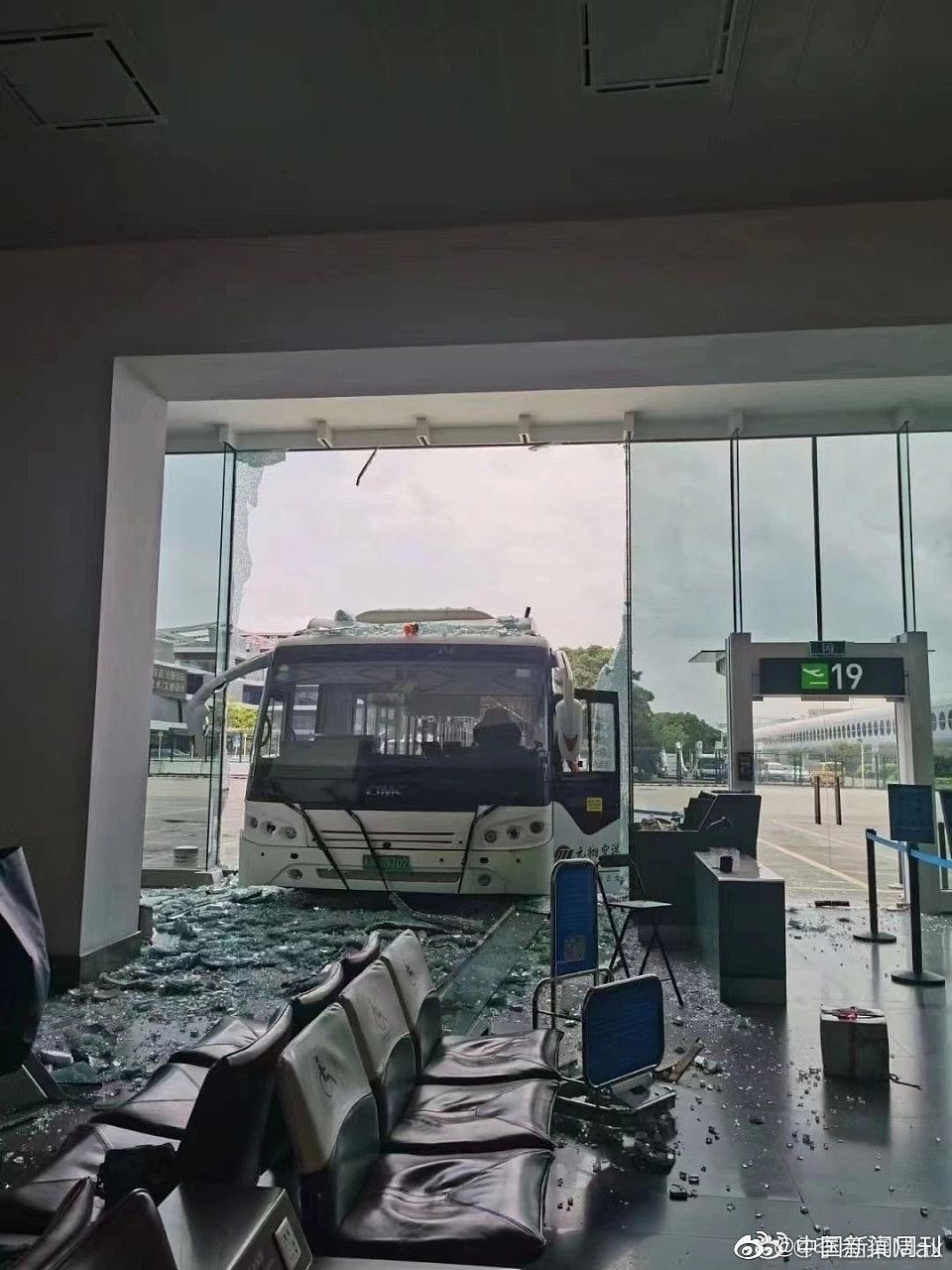 机场大巴冲入客运大楼，玻璃墙被撞碎！厦门机场：运行未受影响（组图） - 1