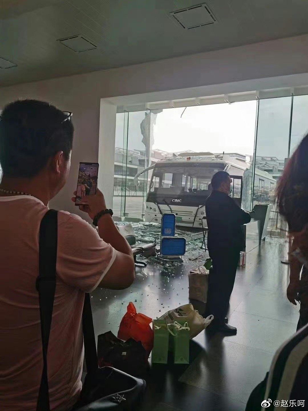 机场大巴冲入客运大楼，玻璃墙被撞碎！厦门机场：运行未受影响（组图） - 2
