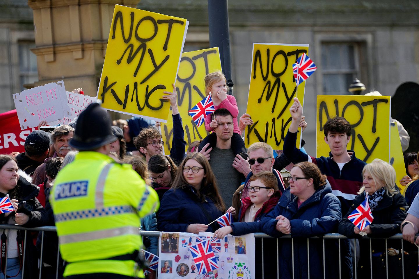 查尔斯加冕，“不是我的国王”示威，展示戴安娜旗，攞景定赠庆？（组图） - 5