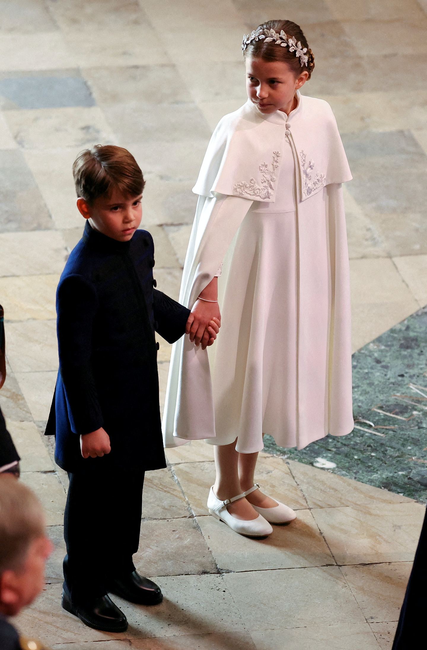 查理斯加冕礼，五岁路易小王子又抢镜，姐姐牵手入场超窝心（组图） - 4
