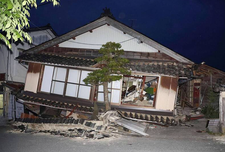 日本突发6.5级强震，已23死伤！ 11分钟狂震4次 ，路裂屋倒土石崩落！（组图） - 7
