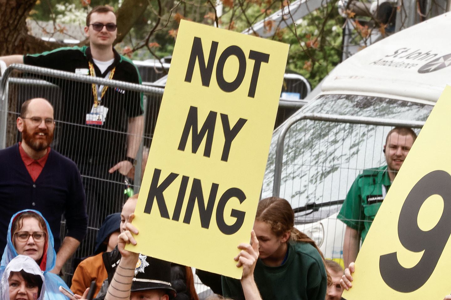 查尔斯加冕，“不是我的国王”示威，展示戴安娜旗，攞景定赠庆？（组图） - 6