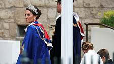 查尔斯加冕礼，凯特不戴后冠，McQueen银色刺绣桂冠超抢镜（组图）
