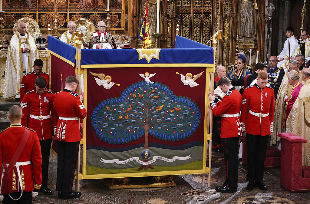 查尔斯加冕，国王受膏礼屏幕上的世界树图样藏玄机（图） - 1